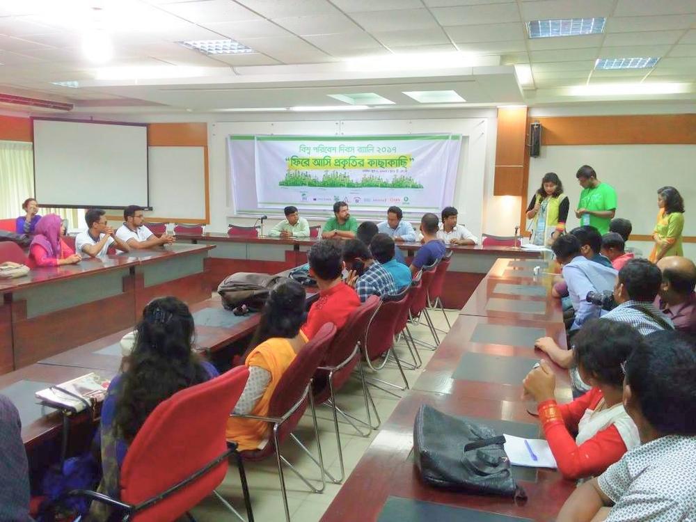 Panelists and audience at an Earth Policy Dialogue seminar